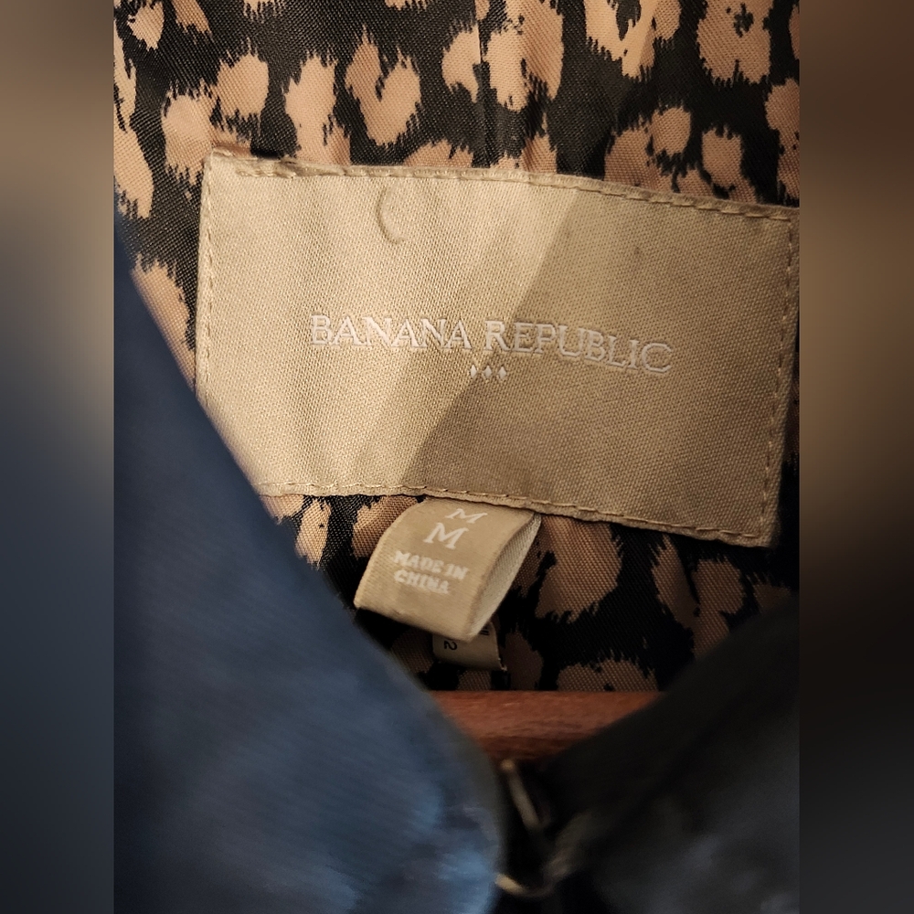 (SOLD) BANANA REPUBLIC Women's Trench Coat in Black. Size Medium 🖤 - Picture 14 of 15